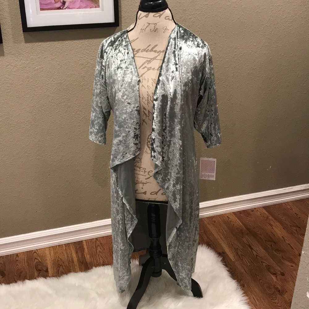 LuLaRoe plush short sleeve silver wrap